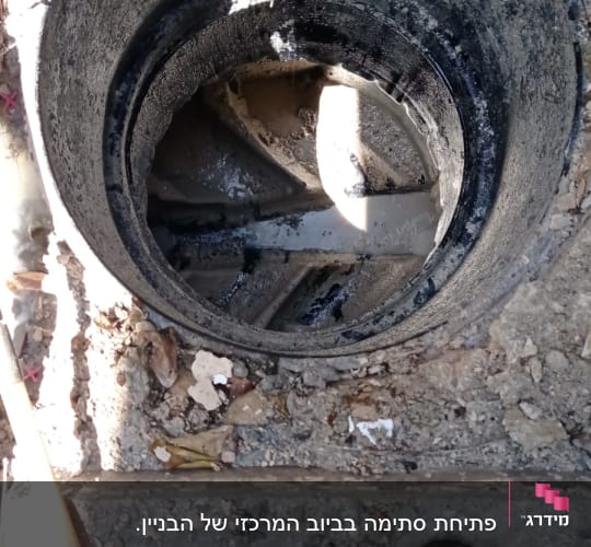 פתח ביוב עם לכלוך ומים